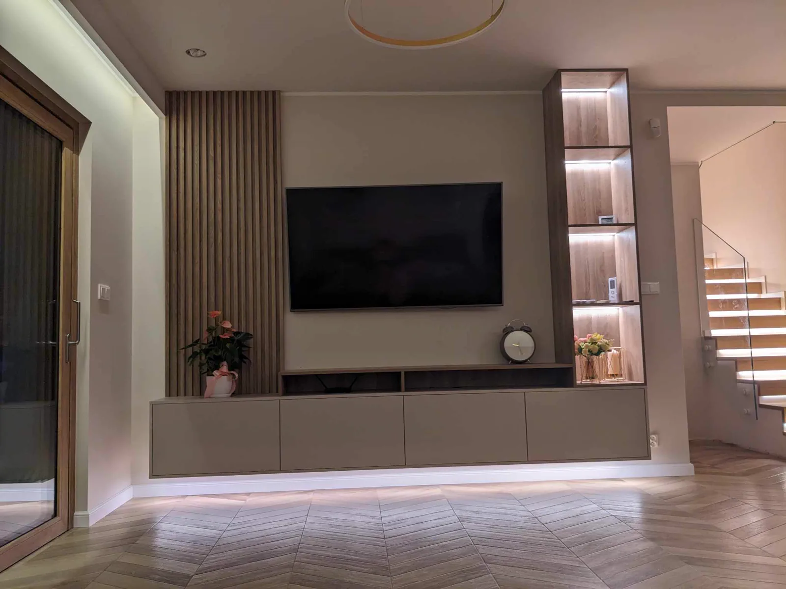 Zabudowa salonu na wymiar ze ścianą TV wykonana przez Rejtan
